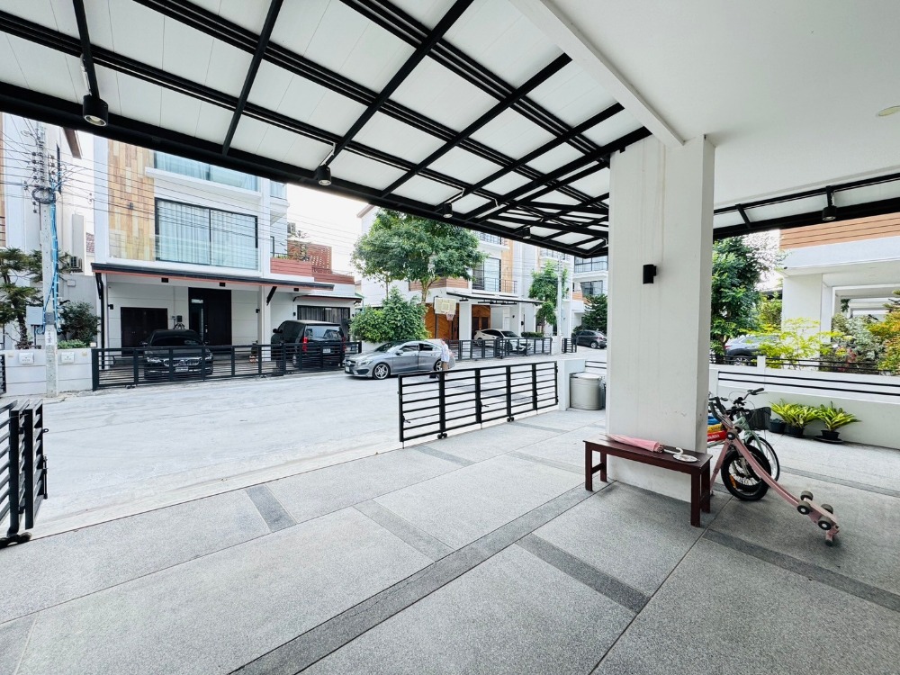 ขายพัฒนาการ ศรีนครินทร์ : ขายบ้าน3ชั้น พระราม9 สไตล์โมเดิร์น 3 ห้องนอน 4 ห้องน้ำ หลังริม แปลงสวย ที่ดิน40.5ตร.วา พื้นที่ใช้สอย 290ตร.ม.  “ธาราดี วงแหวน-พระราม9”  เพียง 15นาที ถึงสุวรรณภูมิ เข้าเมืองก็สะดวก