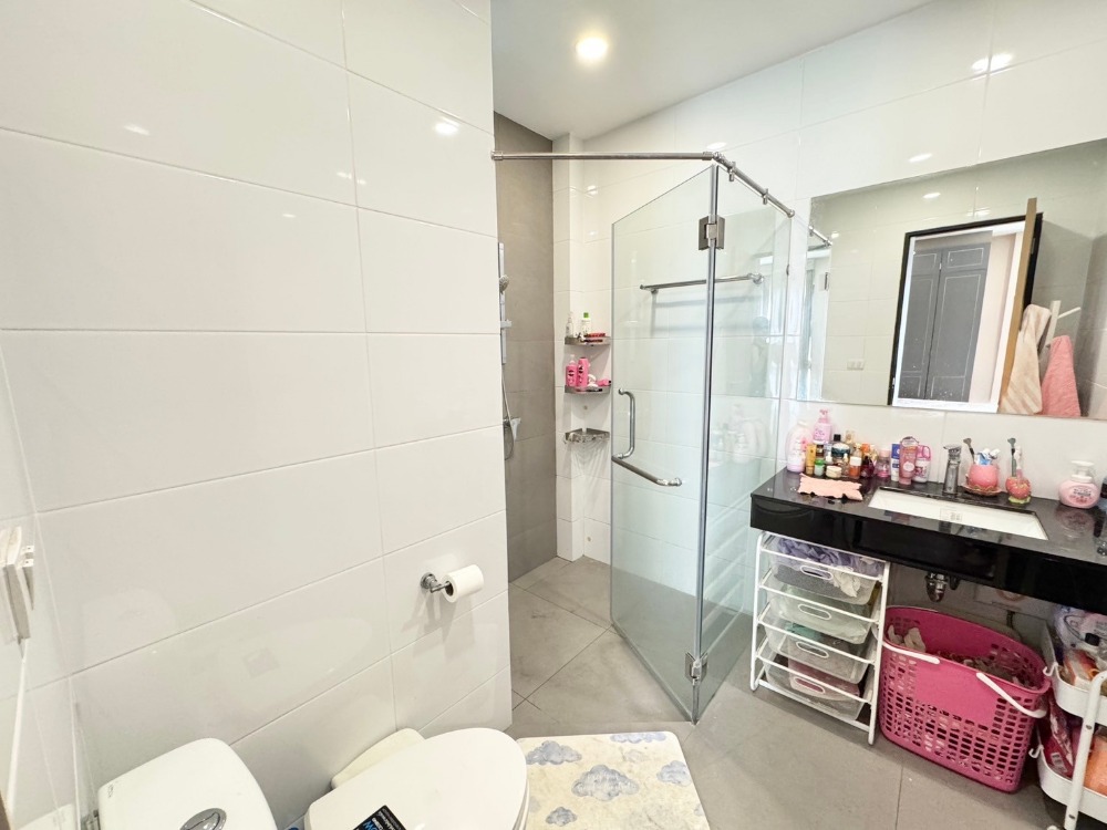 ขายพัฒนาการ ศรีนครินทร์ : ขายบ้าน3ชั้น พระราม9 สไตล์โมเดิร์น 3 ห้องนอน 4 ห้องน้ำ หลังริม แปลงสวย ที่ดิน40.5ตร.วา พื้นที่ใช้สอย 290ตร.ม.  “ธาราดี วงแหวน-พระราม9”  เพียง 15นาที ถึงสุวรรณภูมิ เข้าเมืองก็สะดวก