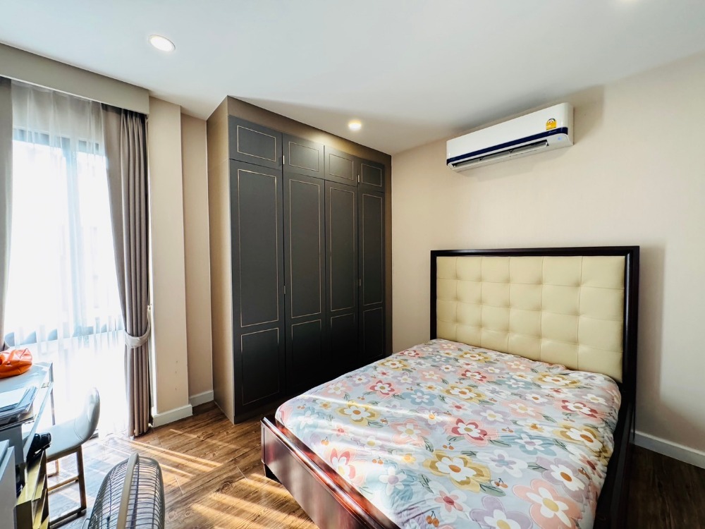 ขายพัฒนาการ ศรีนครินทร์ : ขายบ้าน3ชั้น พระราม9 สไตล์โมเดิร์น 3 ห้องนอน 4 ห้องน้ำ หลังริม แปลงสวย ที่ดิน40.5ตร.วา พื้นที่ใช้สอย 290ตร.ม.  “ธาราดี วงแหวน-พระราม9”  เพียง 15นาที ถึงสุวรรณภูมิ เข้าเมืองก็สะดวก