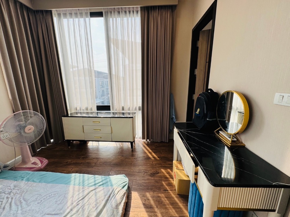 ขายพัฒนาการ ศรีนครินทร์ : ขายบ้าน3ชั้น พระราม9 สไตล์โมเดิร์น 3 ห้องนอน 4 ห้องน้ำ หลังริม แปลงสวย ที่ดิน40.5ตร.วา พื้นที่ใช้สอย 290ตร.ม.  “ธาราดี วงแหวน-พระราม9”  เพียง 15นาที ถึงสุวรรณภูมิ เข้าเมืองก็สะดวก