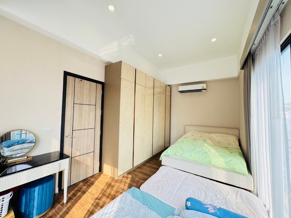 ขายพัฒนาการ ศรีนครินทร์ : ขายบ้าน3ชั้น พระราม9 สไตล์โมเดิร์น 3 ห้องนอน 4 ห้องน้ำ หลังริม แปลงสวย ที่ดิน40.5ตร.วา พื้นที่ใช้สอย 290ตร.ม.  “ธาราดี วงแหวน-พระราม9”  เพียง 15นาที ถึงสุวรรณภูมิ เข้าเมืองก็สะดวก