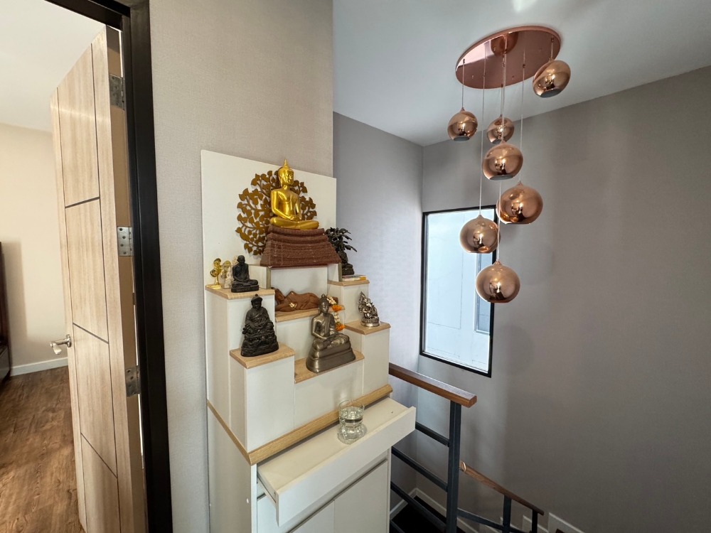 ขายพัฒนาการ ศรีนครินทร์ : ขายบ้าน3ชั้น พระราม9 สไตล์โมเดิร์น 3 ห้องนอน 4 ห้องน้ำ หลังริม แปลงสวย ที่ดิน40.5ตร.วา พื้นที่ใช้สอย 290ตร.ม.  “ธาราดี วงแหวน-พระราม9”  เพียง 15นาที ถึงสุวรรณภูมิ เข้าเมืองก็สะดวก