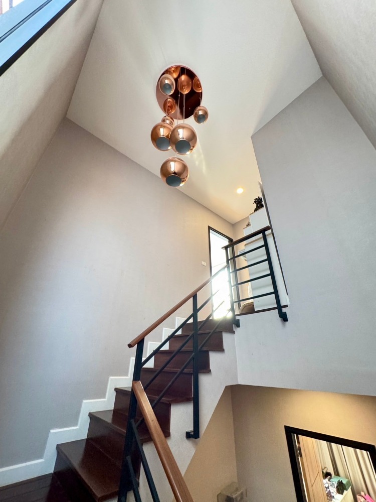 ขายพัฒนาการ ศรีนครินทร์ : ขายบ้าน3ชั้น พระราม9 สไตล์โมเดิร์น 3 ห้องนอน 4 ห้องน้ำ หลังริม แปลงสวย ที่ดิน40.5ตร.วา พื้นที่ใช้สอย 290ตร.ม.  “ธาราดี วงแหวน-พระราม9”  เพียง 15นาที ถึงสุวรรณภูมิ เข้าเมืองก็สะดวก