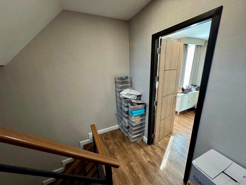 ขายพัฒนาการ ศรีนครินทร์ : ขายบ้าน3ชั้น พระราม9 สไตล์โมเดิร์น 3 ห้องนอน 4 ห้องน้ำ หลังริม แปลงสวย ที่ดิน40.5ตร.วา พื้นที่ใช้สอย 290ตร.ม.  “ธาราดี วงแหวน-พระราม9”  เพียง 15นาที ถึงสุวรรณภูมิ เข้าเมืองก็สะดวก