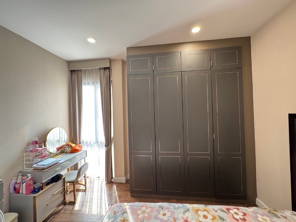 ขายพัฒนาการ ศรีนครินทร์ : ขายบ้าน3ชั้น พระราม9 สไตล์โมเดิร์น 3 ห้องนอน 4 ห้องน้ำ หลังริม แปลงสวย ที่ดิน40.5ตร.วา พื้นที่ใช้สอย 290ตร.ม.  “ธาราดี วงแหวน-พระราม9”  เพียง 15นาที ถึงสุวรรณภูมิ เข้าเมืองก็สะดวก