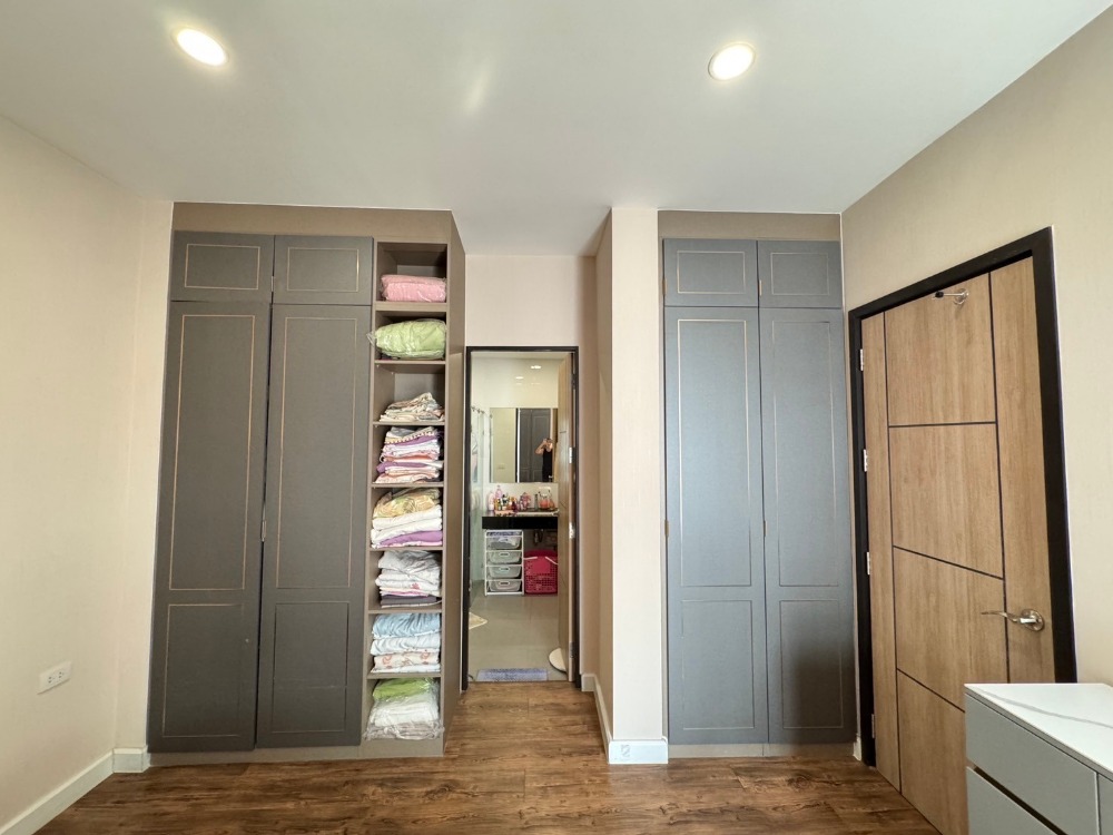 ขายพัฒนาการ ศรีนครินทร์ : ขายบ้าน3ชั้น พระราม9 สไตล์โมเดิร์น 3 ห้องนอน 4 ห้องน้ำ หลังริม แปลงสวย ที่ดิน40.5ตร.วา พื้นที่ใช้สอย 290ตร.ม.  “ธาราดี วงแหวน-พระราม9”  เพียง 15นาที ถึงสุวรรณภูมิ เข้าเมืองก็สะดวก