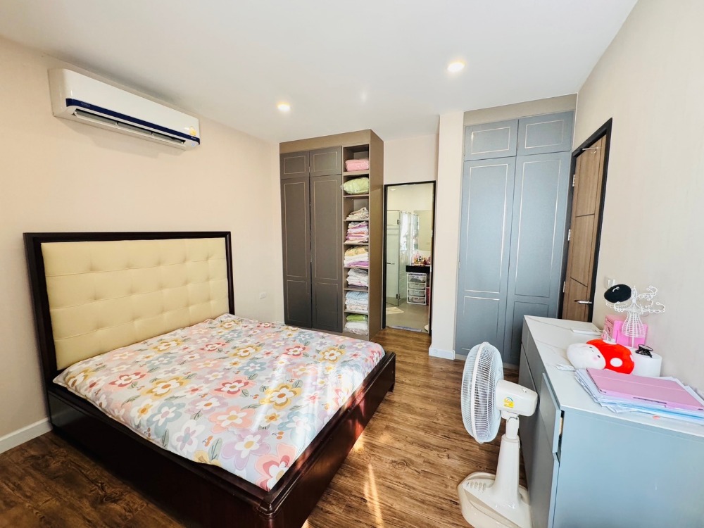 ขายพัฒนาการ ศรีนครินทร์ : ขายบ้าน3ชั้น พระราม9 สไตล์โมเดิร์น 3 ห้องนอน 4 ห้องน้ำ หลังริม แปลงสวย ที่ดิน40.5ตร.วา พื้นที่ใช้สอย 290ตร.ม.  “ธาราดี วงแหวน-พระราม9”  เพียง 15นาที ถึงสุวรรณภูมิ เข้าเมืองก็สะดวก