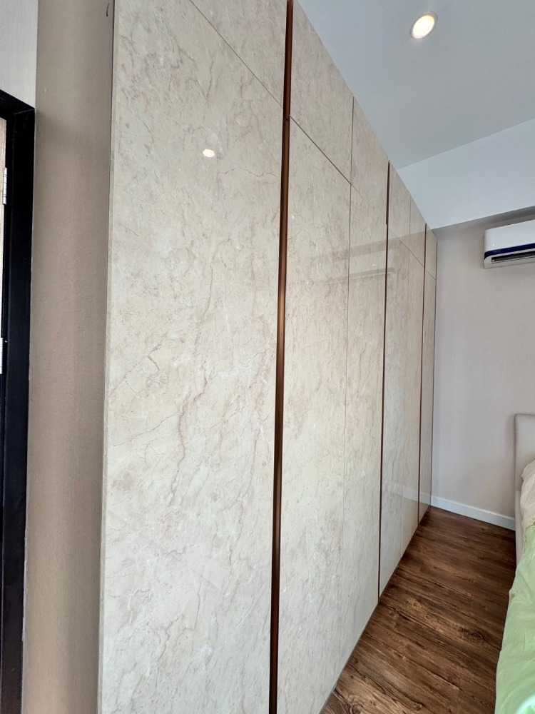 ขายพัฒนาการ ศรีนครินทร์ : ขายบ้าน3ชั้น พระราม9 สไตล์โมเดิร์น 3 ห้องนอน 4 ห้องน้ำ หลังริม แปลงสวย ที่ดิน40.5ตร.วา พื้นที่ใช้สอย 290ตร.ม.  “ธาราดี วงแหวน-พระราม9”  เพียง 15นาที ถึงสุวรรณภูมิ เข้าเมืองก็สะดวก