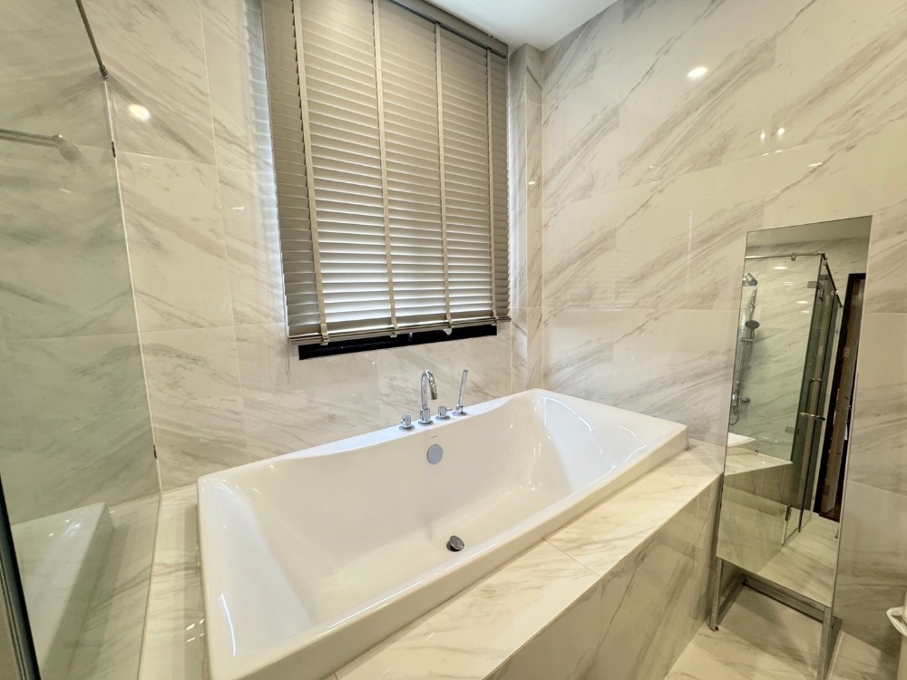 ขายพัฒนาการ ศรีนครินทร์ : ขายบ้าน3ชั้น พระราม9 สไตล์โมเดิร์น 3 ห้องนอน 4 ห้องน้ำ หลังริม แปลงสวย ที่ดิน40.5ตร.วา พื้นที่ใช้สอย 290ตร.ม.  “ธาราดี วงแหวน-พระราม9”  เพียง 15นาที ถึงสุวรรณภูมิ เข้าเมืองก็สะดวก