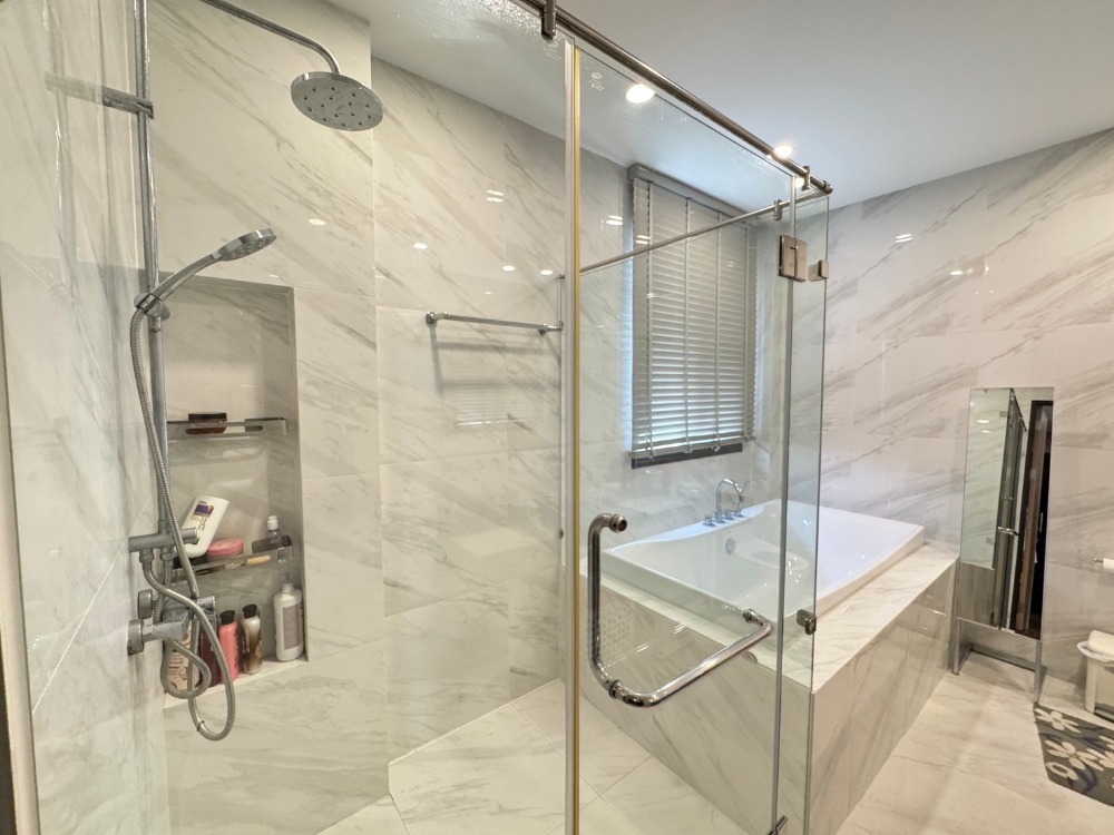 ขายพัฒนาการ ศรีนครินทร์ : ขายบ้าน3ชั้น พระราม9 สไตล์โมเดิร์น 3 ห้องนอน 4 ห้องน้ำ หลังริม แปลงสวย ที่ดิน40.5ตร.วา พื้นที่ใช้สอย 290ตร.ม.  “ธาราดี วงแหวน-พระราม9”  เพียง 15นาที ถึงสุวรรณภูมิ เข้าเมืองก็สะดวก