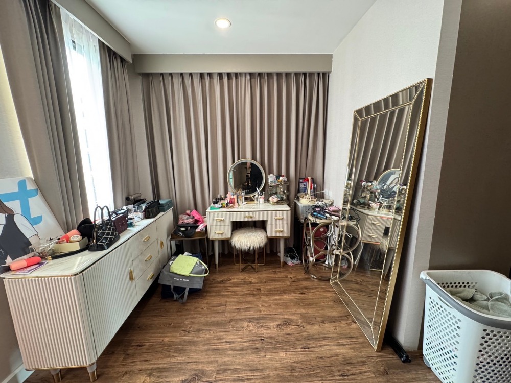 ขายพัฒนาการ ศรีนครินทร์ : ขายบ้าน3ชั้น พระราม9 สไตล์โมเดิร์น 3 ห้องนอน 4 ห้องน้ำ หลังริม แปลงสวย ที่ดิน40.5ตร.วา พื้นที่ใช้สอย 290ตร.ม.  “ธาราดี วงแหวน-พระราม9”  เพียง 15นาที ถึงสุวรรณภูมิ เข้าเมืองก็สะดวก