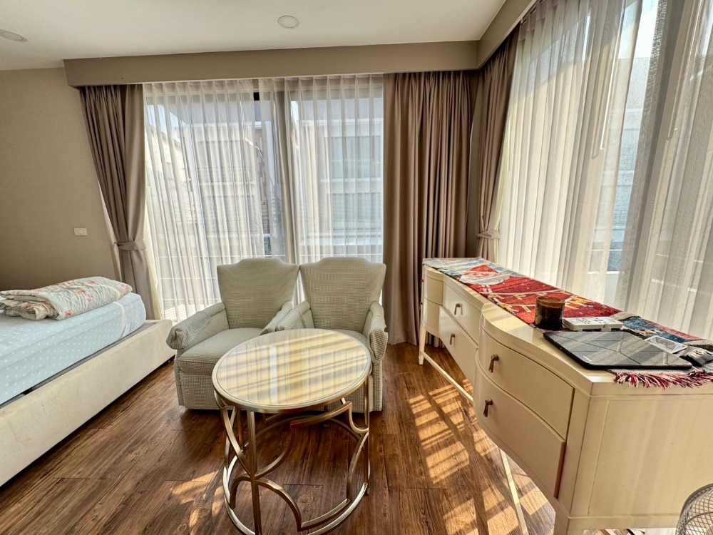 ขายพัฒนาการ ศรีนครินทร์ : ขายบ้าน3ชั้น พระราม9 สไตล์โมเดิร์น 3 ห้องนอน 4 ห้องน้ำ หลังริม แปลงสวย ที่ดิน40.5ตร.วา พื้นที่ใช้สอย 290ตร.ม.  “ธาราดี วงแหวน-พระราม9”  เพียง 15นาที ถึงสุวรรณภูมิ เข้าเมืองก็สะดวก