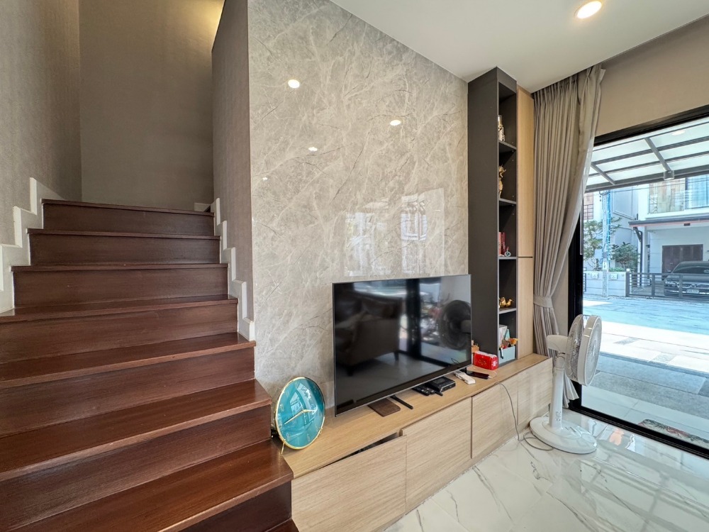 ขายพัฒนาการ ศรีนครินทร์ : ขายบ้าน3ชั้น พระราม9 สไตล์โมเดิร์น 3 ห้องนอน 4 ห้องน้ำ หลังริม แปลงสวย ที่ดิน40.5ตร.วา พื้นที่ใช้สอย 290ตร.ม.  “ธาราดี วงแหวน-พระราม9”  เพียง 15นาที ถึงสุวรรณภูมิ เข้าเมืองก็สะดวก