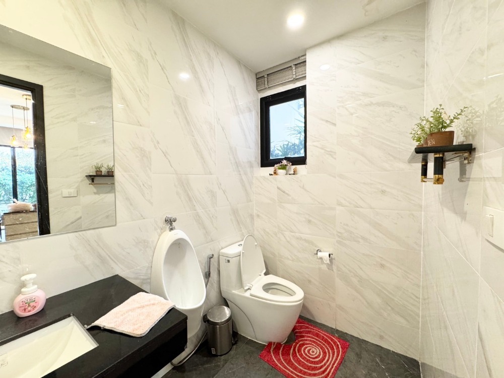 ขายพัฒนาการ ศรีนครินทร์ : ขายบ้าน3ชั้น พระราม9 สไตล์โมเดิร์น 3 ห้องนอน 4 ห้องน้ำ หลังริม แปลงสวย ที่ดิน40.5ตร.วา พื้นที่ใช้สอย 290ตร.ม.  “ธาราดี วงแหวน-พระราม9”  เพียง 15นาที ถึงสุวรรณภูมิ เข้าเมืองก็สะดวก