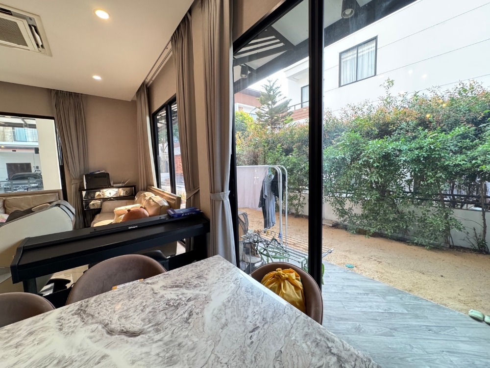 ขายพัฒนาการ ศรีนครินทร์ : ขายบ้าน3ชั้น พระราม9 สไตล์โมเดิร์น 3 ห้องนอน 4 ห้องน้ำ หลังริม แปลงสวย ที่ดิน40.5ตร.วา พื้นที่ใช้สอย 290ตร.ม.  “ธาราดี วงแหวน-พระราม9”  เพียง 15นาที ถึงสุวรรณภูมิ เข้าเมืองก็สะดวก