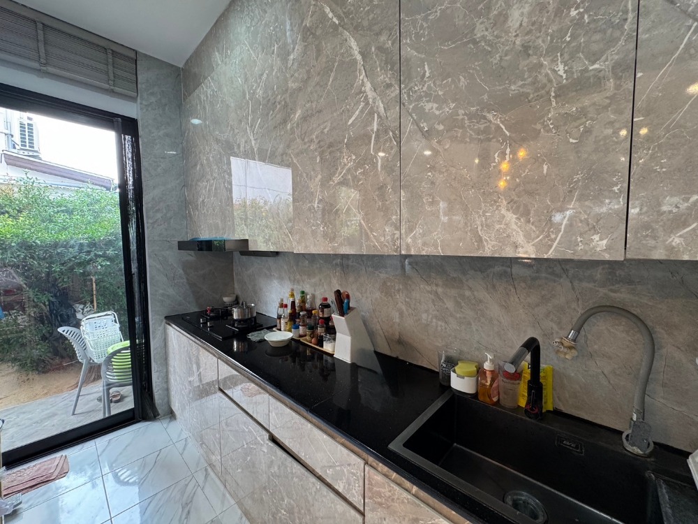 ขายพัฒนาการ ศรีนครินทร์ : ขายบ้าน3ชั้น พระราม9 สไตล์โมเดิร์น 3 ห้องนอน 4 ห้องน้ำ หลังริม แปลงสวย ที่ดิน40.5ตร.วา พื้นที่ใช้สอย 290ตร.ม.  “ธาราดี วงแหวน-พระราม9”  เพียง 15นาที ถึงสุวรรณภูมิ เข้าเมืองก็สะดวก