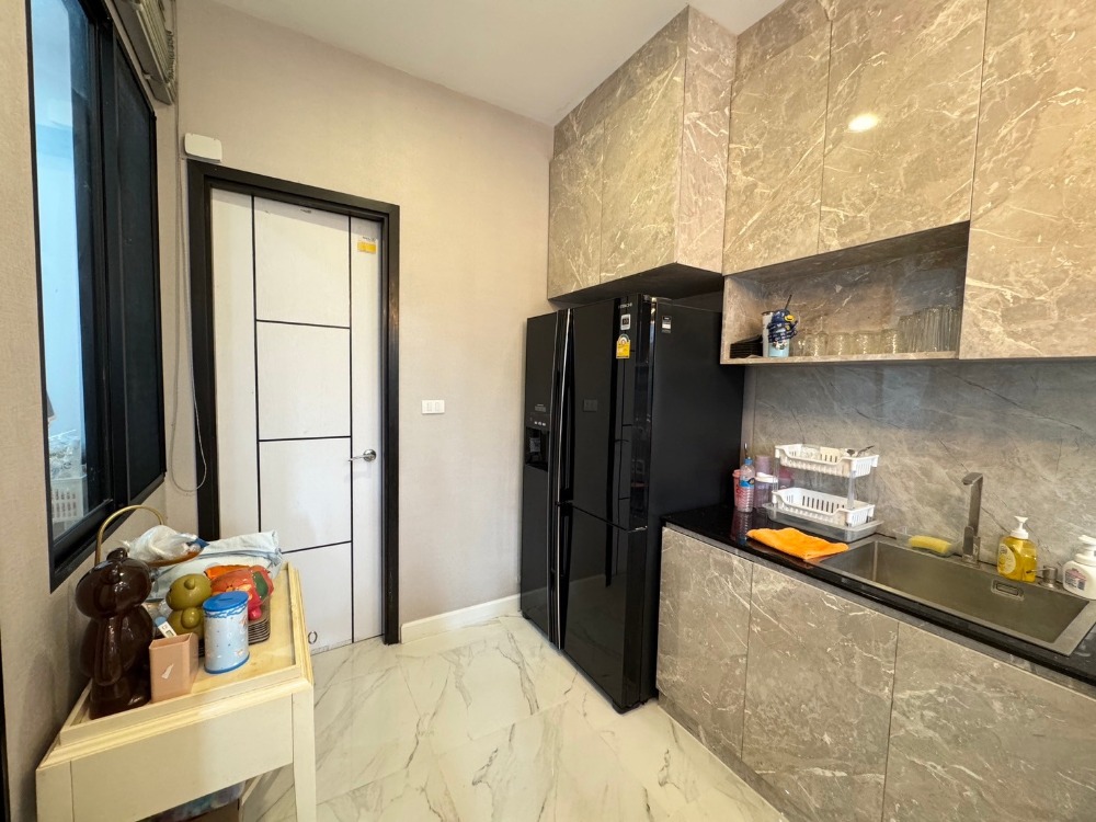 ขายพัฒนาการ ศรีนครินทร์ : ขายบ้าน3ชั้น พระราม9 สไตล์โมเดิร์น 3 ห้องนอน 4 ห้องน้ำ หลังริม แปลงสวย ที่ดิน40.5ตร.วา พื้นที่ใช้สอย 290ตร.ม.  “ธาราดี วงแหวน-พระราม9”  เพียง 15นาที ถึงสุวรรณภูมิ เข้าเมืองก็สะดวก