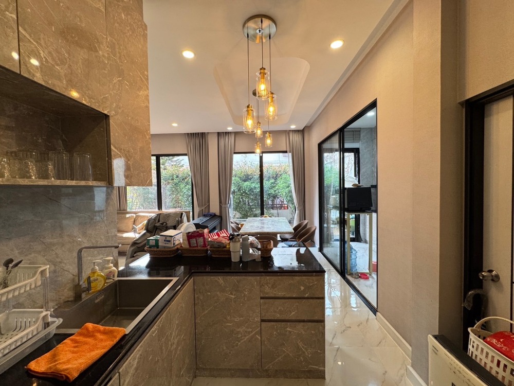 ขายพัฒนาการ ศรีนครินทร์ : ขายบ้าน3ชั้น พระราม9 สไตล์โมเดิร์น 3 ห้องนอน 4 ห้องน้ำ หลังริม แปลงสวย ที่ดิน40.5ตร.วา พื้นที่ใช้สอย 290ตร.ม.  “ธาราดี วงแหวน-พระราม9”  เพียง 15นาที ถึงสุวรรณภูมิ เข้าเมืองก็สะดวก