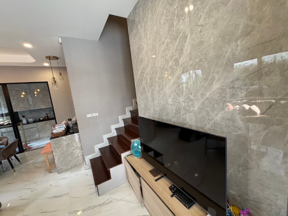 ขายพัฒนาการ ศรีนครินทร์ : ขายบ้าน3ชั้น พระราม9 สไตล์โมเดิร์น 3 ห้องนอน 4 ห้องน้ำ หลังริม แปลงสวย ที่ดิน40.5ตร.วา พื้นที่ใช้สอย 290ตร.ม.  “ธาราดี วงแหวน-พระราม9”  เพียง 15นาที ถึงสุวรรณภูมิ เข้าเมืองก็สะดวก