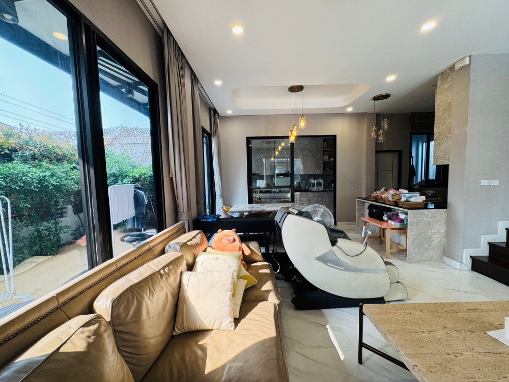 ขายพัฒนาการ ศรีนครินทร์ : ขายบ้าน3ชั้น พระราม9 สไตล์โมเดิร์น 3 ห้องนอน 4 ห้องน้ำ หลังริม แปลงสวย ที่ดิน40.5ตร.วา พื้นที่ใช้สอย 290ตร.ม.  “ธาราดี วงแหวน-พระราม9”  เพียง 15นาที ถึงสุวรรณภูมิ เข้าเมืองก็สะดวก