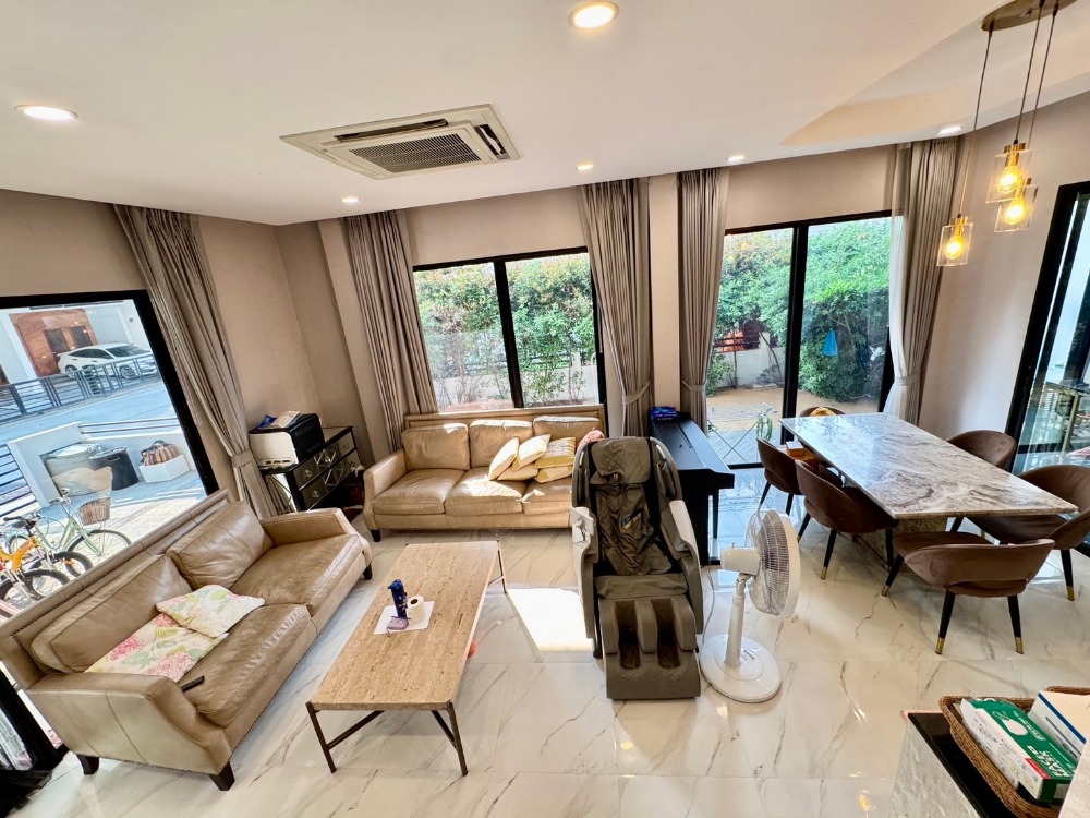 ขายพัฒนาการ ศรีนครินทร์ : ขายบ้าน3ชั้น พระราม9 สไตล์โมเดิร์น 3 ห้องนอน 4 ห้องน้ำ หลังริม แปลงสวย ที่ดิน40.5ตร.วา พื้นที่ใช้สอย 290ตร.ม.  “ธาราดี วงแหวน-พระราม9”  เพียง 15นาที ถึงสุวรรณภูมิ เข้าเมืองก็สะดวก