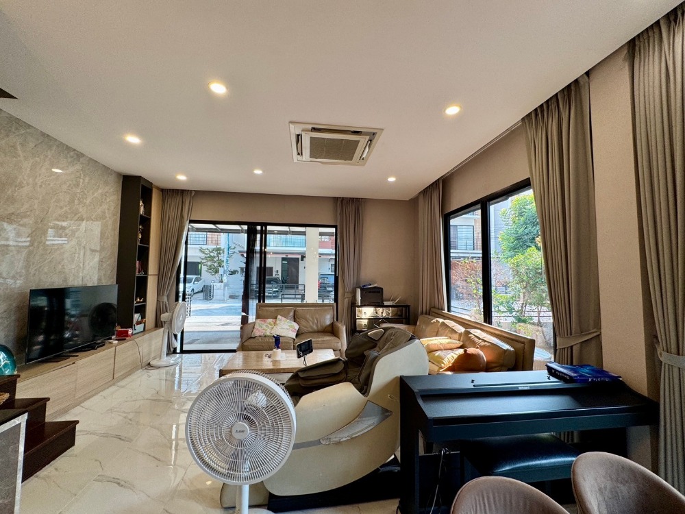 ขายพัฒนาการ ศรีนครินทร์ : ขายบ้าน3ชั้น พระราม9 สไตล์โมเดิร์น 3 ห้องนอน 4 ห้องน้ำ หลังริม แปลงสวย ที่ดิน40.5ตร.วา พื้นที่ใช้สอย 290ตร.ม.  “ธาราดี วงแหวน-พระราม9”  เพียง 15นาที ถึงสุวรรณภูมิ เข้าเมืองก็สะดวก