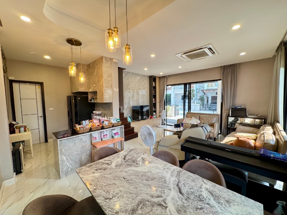 ขายพัฒนาการ ศรีนครินทร์ : ขายบ้าน3ชั้น พระราม9 สไตล์โมเดิร์น 3 ห้องนอน 4 ห้องน้ำ หลังริม แปลงสวย ที่ดิน40.5ตร.วา พื้นที่ใช้สอย 290ตร.ม.  “ธาราดี วงแหวน-พระราม9”  เพียง 15นาที ถึงสุวรรณภูมิ เข้าเมืองก็สะดวก