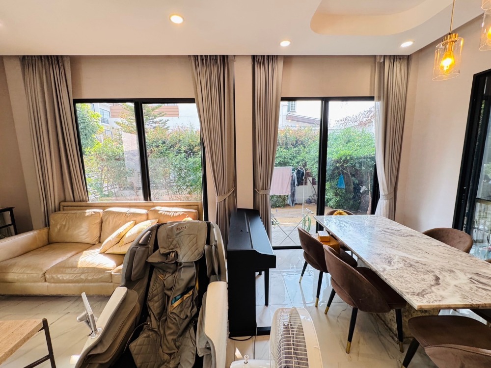 ขายพัฒนาการ ศรีนครินทร์ : ขายบ้าน3ชั้น พระราม9 สไตล์โมเดิร์น 3 ห้องนอน 4 ห้องน้ำ หลังริม แปลงสวย ที่ดิน40.5ตร.วา พื้นที่ใช้สอย 290ตร.ม.  “ธาราดี วงแหวน-พระราม9”  เพียง 15นาที ถึงสุวรรณภูมิ เข้าเมืองก็สะดวก