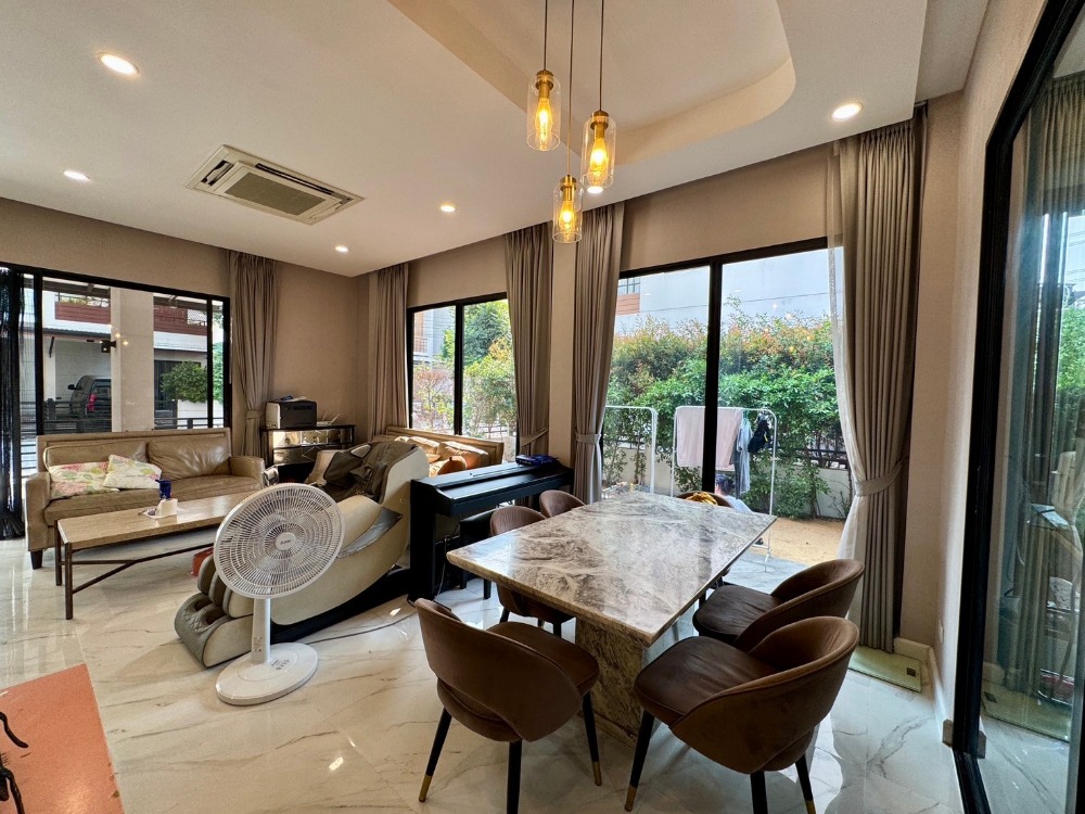 ขายพัฒนาการ ศรีนครินทร์ : ขายบ้าน3ชั้น พระราม9 สไตล์โมเดิร์น 3 ห้องนอน 4 ห้องน้ำ หลังริม แปลงสวย ที่ดิน40.5ตร.วา พื้นที่ใช้สอย 290ตร.ม.  “ธาราดี วงแหวน-พระราม9”  เพียง 15นาที ถึงสุวรรณภูมิ เข้าเมืองก็สะดวก