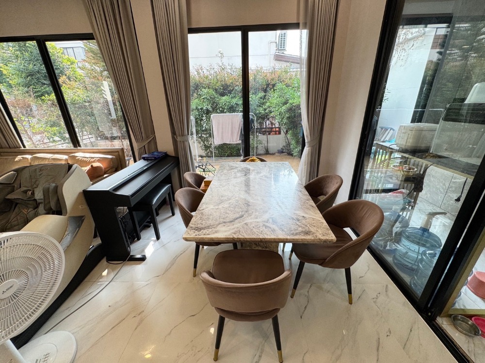 ขายพัฒนาการ ศรีนครินทร์ : ขายบ้าน3ชั้น พระราม9 สไตล์โมเดิร์น 3 ห้องนอน 4 ห้องน้ำ หลังริม แปลงสวย ที่ดิน40.5ตร.วา พื้นที่ใช้สอย 290ตร.ม.  “ธาราดี วงแหวน-พระราม9”  เพียง 15นาที ถึงสุวรรณภูมิ เข้าเมืองก็สะดวก