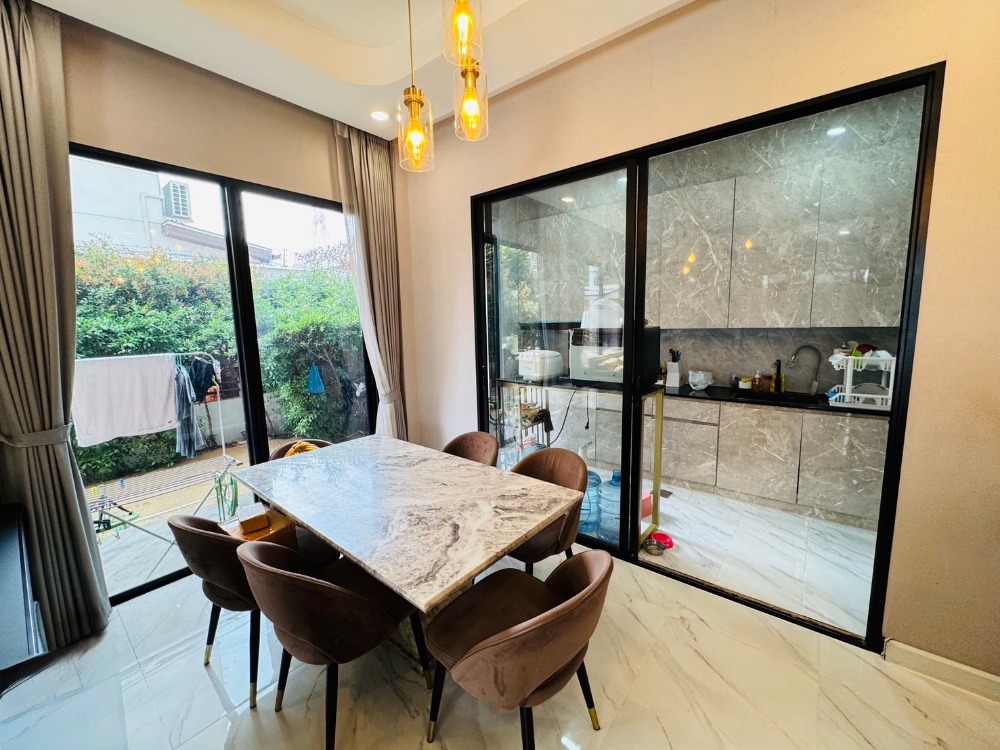 ขายพัฒนาการ ศรีนครินทร์ : ขายบ้าน3ชั้น พระราม9 สไตล์โมเดิร์น 3 ห้องนอน 4 ห้องน้ำ หลังริม แปลงสวย ที่ดิน40.5ตร.วา พื้นที่ใช้สอย 290ตร.ม.  “ธาราดี วงแหวน-พระราม9”  เพียง 15นาที ถึงสุวรรณภูมิ เข้าเมืองก็สะดวก