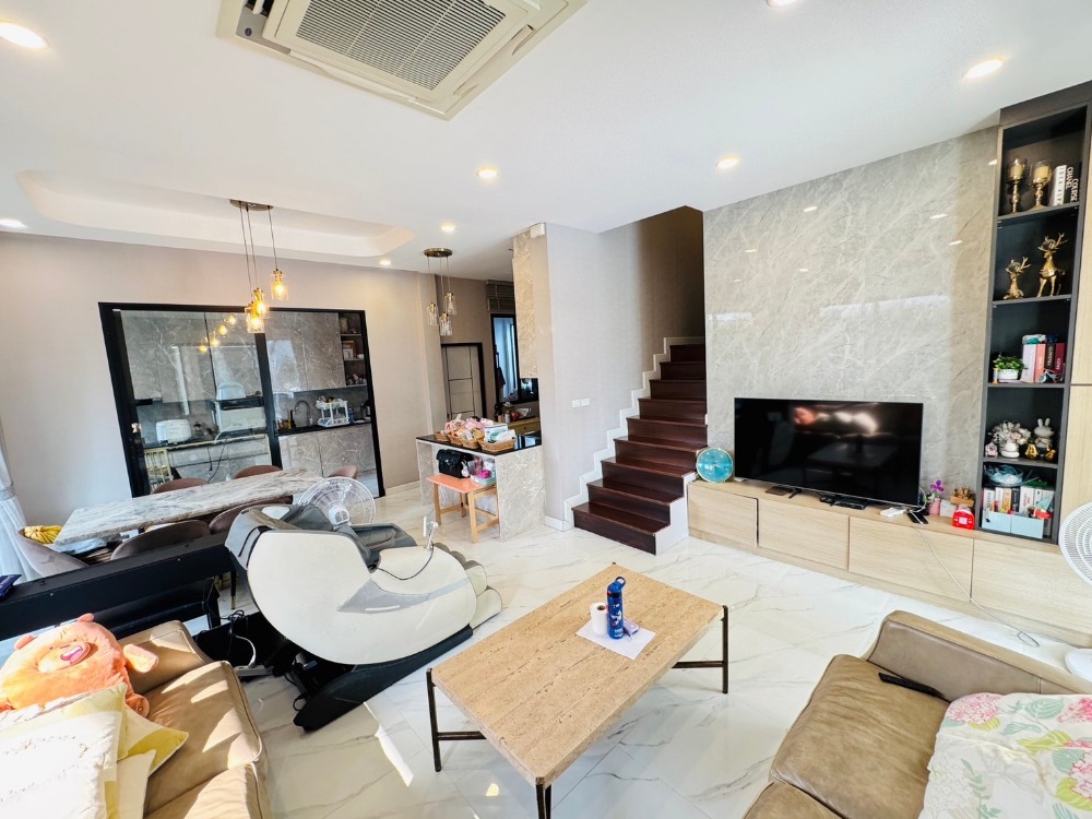 ขายพัฒนาการ ศรีนครินทร์ : ขายบ้าน3ชั้น พระราม9 สไตล์โมเดิร์น 3 ห้องนอน 4 ห้องน้ำ หลังริม แปลงสวย ที่ดิน40.5ตร.วา พื้นที่ใช้สอย 290ตร.ม.  “ธาราดี วงแหวน-พระราม9”  เพียง 15นาที ถึงสุวรรณภูมิ เข้าเมืองก็สะดวก