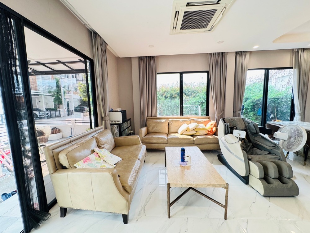 ขายพัฒนาการ ศรีนครินทร์ : ขายบ้าน3ชั้น พระราม9 สไตล์โมเดิร์น 3 ห้องนอน 4 ห้องน้ำ หลังริม แปลงสวย ที่ดิน40.5ตร.วา พื้นที่ใช้สอย 290ตร.ม.  “ธาราดี วงแหวน-พระราม9”  เพียง 15นาที ถึงสุวรรณภูมิ เข้าเมืองก็สะดวก