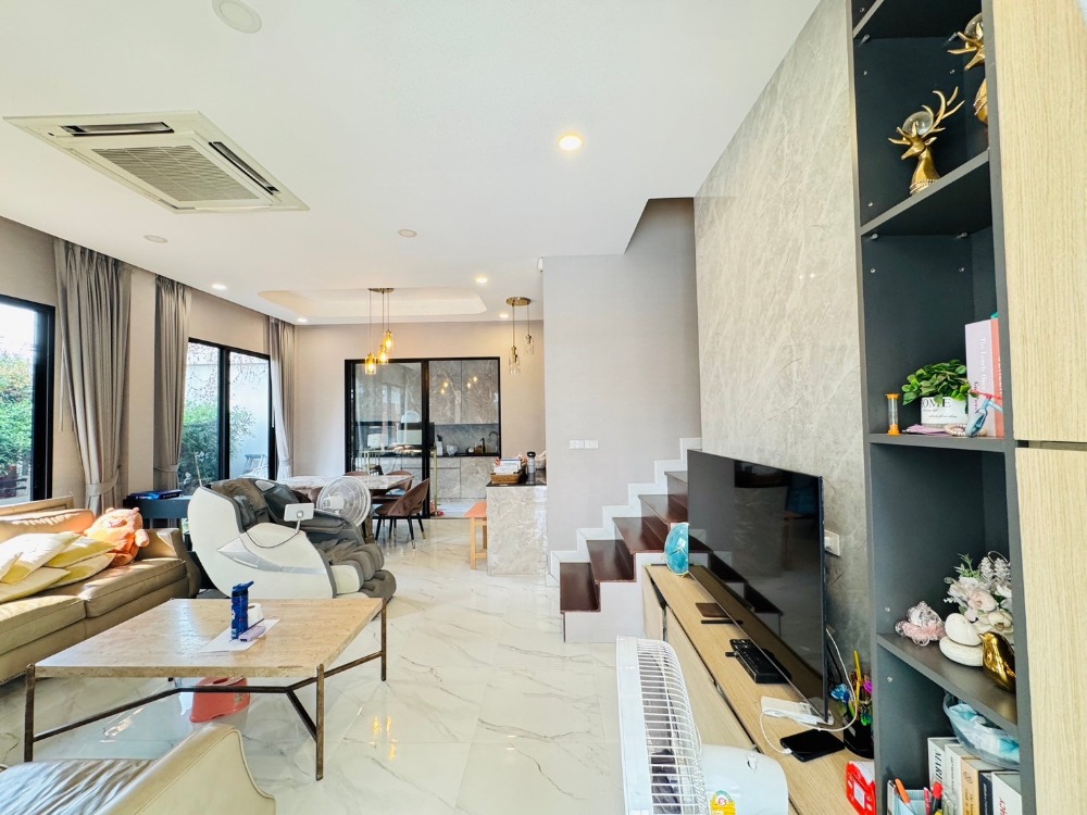 ขายพัฒนาการ ศรีนครินทร์ : ขายบ้าน3ชั้น พระราม9 สไตล์โมเดิร์น 3 ห้องนอน 4 ห้องน้ำ หลังริม แปลงสวย ที่ดิน40.5ตร.วา พื้นที่ใช้สอย 290ตร.ม.  “ธาราดี วงแหวน-พระราม9”  เพียง 15นาที ถึงสุวรรณภูมิ เข้าเมืองก็สะดวก