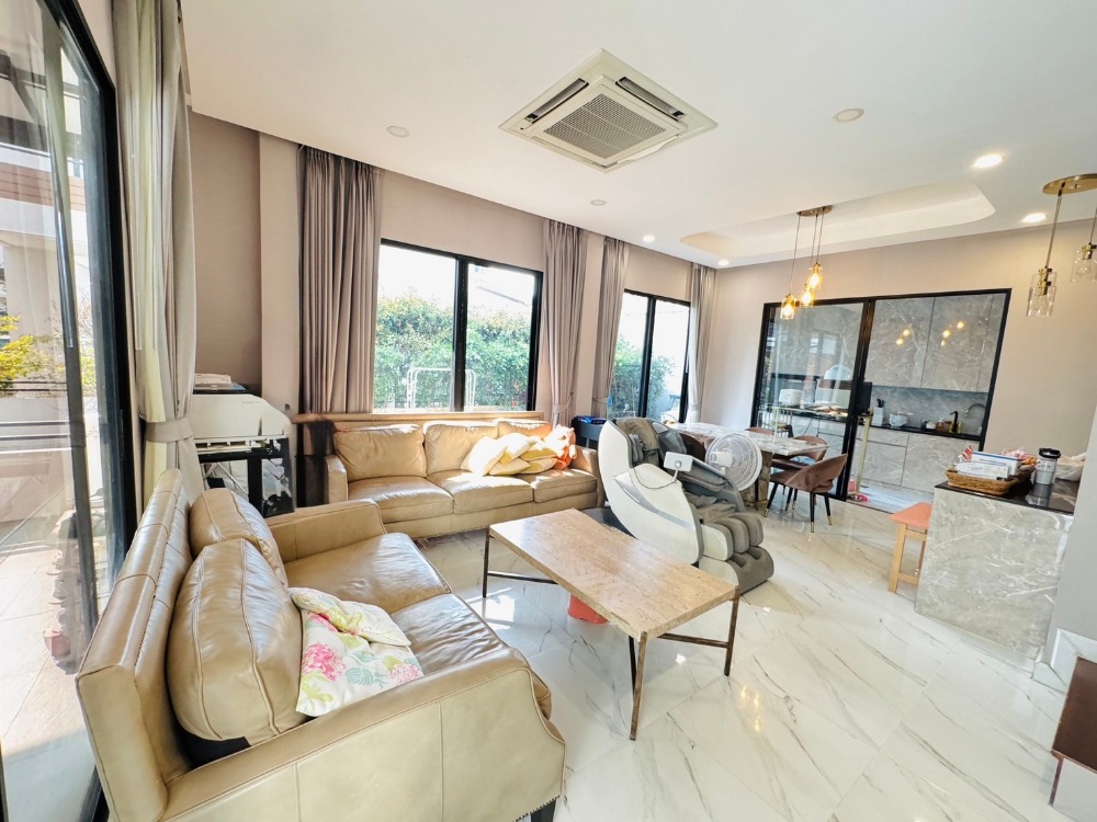 ขายพัฒนาการ ศรีนครินทร์ : ขายบ้าน3ชั้น พระราม9 สไตล์โมเดิร์น 3 ห้องนอน 4 ห้องน้ำ หลังริม แปลงสวย ที่ดิน40.5ตร.วา พื้นที่ใช้สอย 290ตร.ม.  “ธาราดี วงแหวน-พระราม9”  เพียง 15นาที ถึงสุวรรณภูมิ เข้าเมืองก็สะดวก