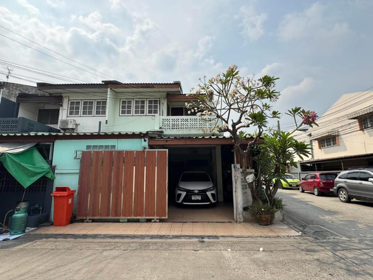 For SaleTownhomeChaengwatana, Muangthong : Townhouse for sale, location, near the train and Central Chaengwattana after the corner of 34 sq.w., there is a bedroom on the ground floor. Village Si Thong 3 Soi Chaeng Watthana-Pak Kred 22