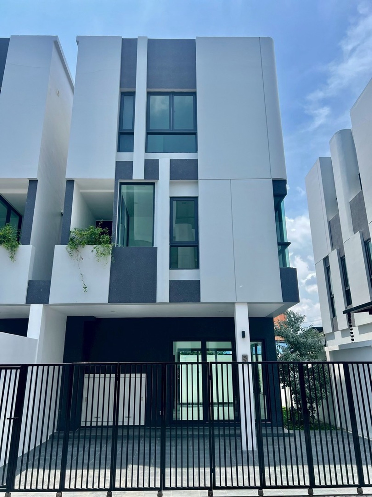 For SaleHouseOnnut, Udomsuk : 3 -storey twin house for sale, Kingson Sukhumvit 101/1, 3 Bedroom / 3 Bathrooms Functions / 3 Parking Location 169 sq.m., Sukhumvit 101, Srinakarin Road And Udomsuk has traveled in and out of the city comfortably with up to 2 electric train lines.