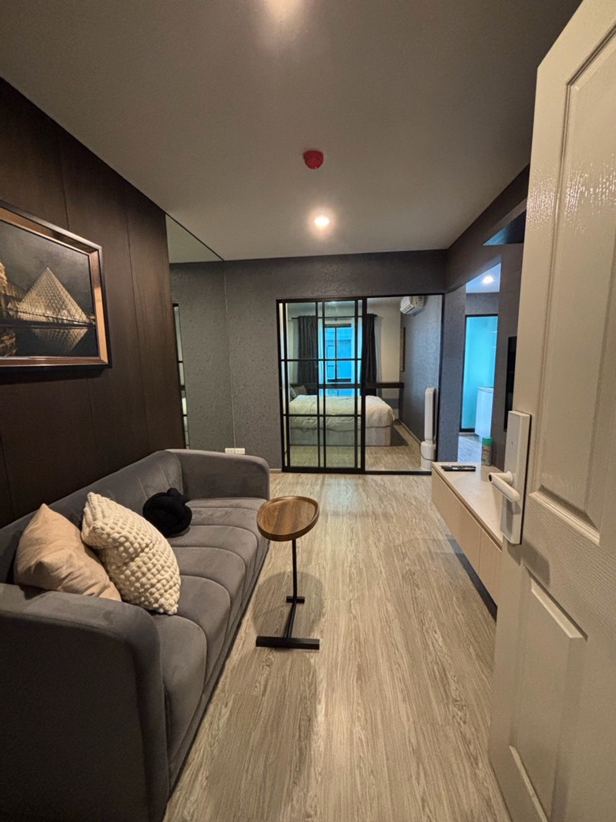For RentCondoPattanakan, Srinakarin : Condo Hi Seacon Station ✅ Ready to enter 1 April 68 ✅1 Bedroom 1 bathroom, 3rd floor view, Size 28 sqm. Rental price 11,000 ฿ in advance. Damage 2 months. Interested in inquiring Line: kornkamolnwz | 0982599352 [K.NOW OWNER]