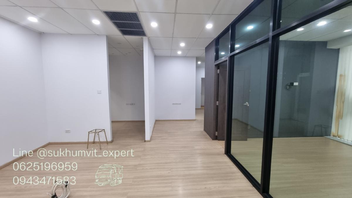 For RentOfficeSukhumvit, Asoke, Thonglor : Asoke for rent, office, floor 12th 104 sq.m. x 750 baht, beautiful, decorated with