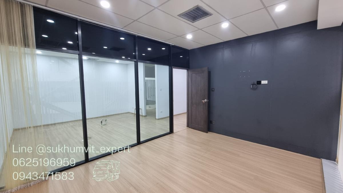 For RentOfficeSukhumvit, Asoke, Thonglor : Asoke for rent, office, floor 12th 104 sq.m. x 750 baht, beautiful, decorated with