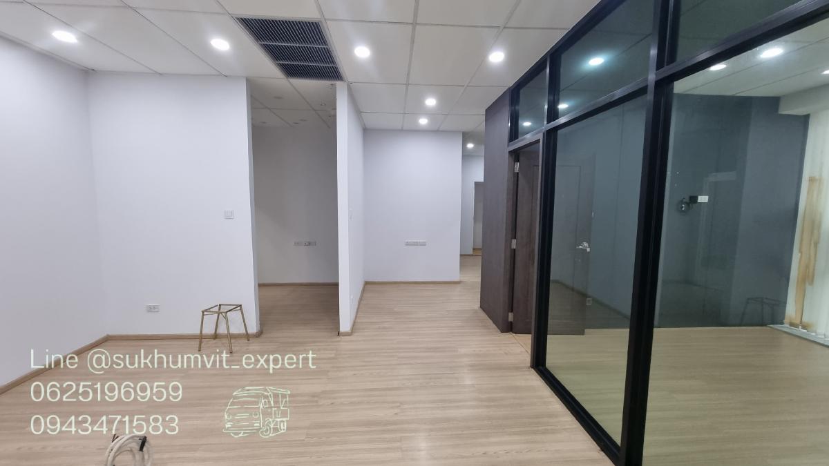 For RentOfficeSukhumvit, Asoke, Thonglor : Asoke for rent, office, floor 12th 104 sq.m. x 750 baht, beautiful, decorated with