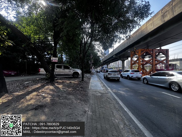 For SaleLandRatchadapisek, Huaikwang, Suttisan : Large plot of land for sale In the heart of Bangkok, opposite the MRTA Station, the Orange Station, the community, next to the road after the canal