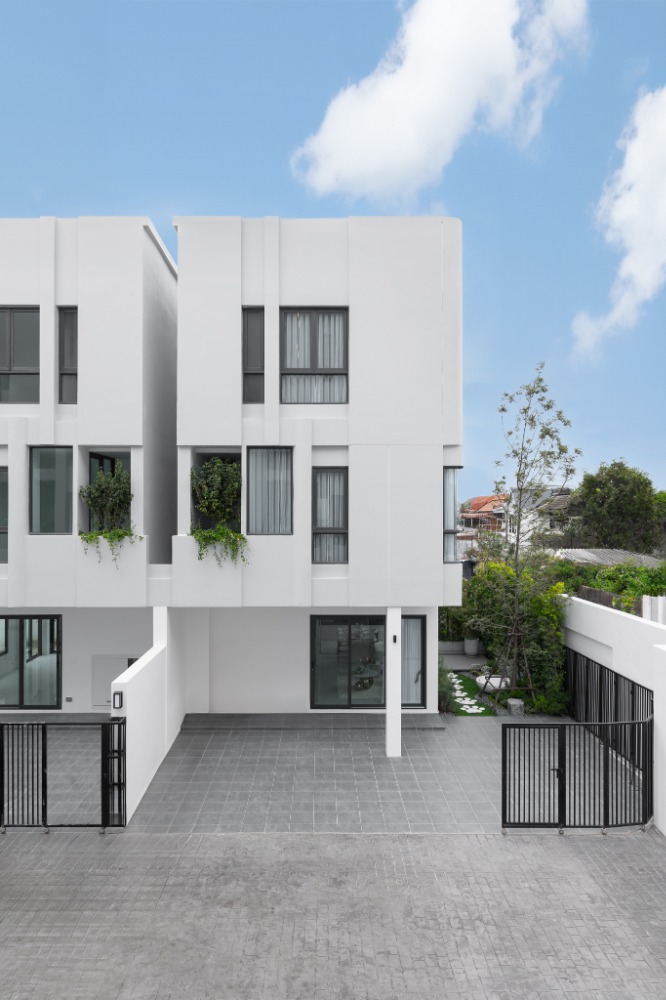 For SaleHouseOnnut, Udomsuk : 3 -storey twin house for sale, Kingson Sukhumvit 101/1, 3 Bedroom / 3 Bathrooms Functions / 3 Parking Location 169 sq.m., Sukhumvit 101, Srinakarin Road And Udomsuk has traveled in and out of the city comfortably with up to 2 electric train lines.