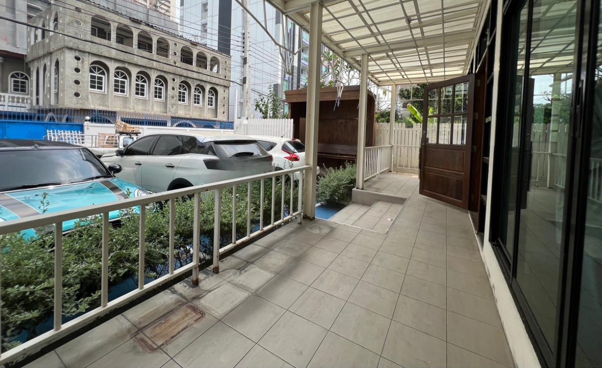 ให้เช่าร้านค้า/ตลาดนัดสุขุมวิท อโศก ทองหล่อ : เช่า อาคาร 2 ชั้น Stand Alone @ เอกมัย สุขุมวิท 63 ที่จอดรถ 3 คัน + ที่เช่าจอดรถ เพิ่มเติม