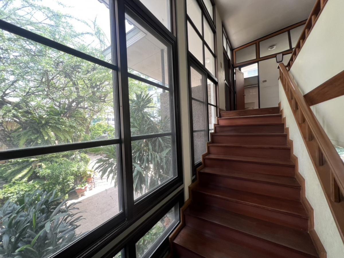 For RentRetail SpaceSukhumvit, Asoke, Thonglor : Rent a wooden house, Soi Ekkamai, Sukhumvit 63, Bangkok, on the land 288 square wah, decorating the renovated business, good atmosphere, agreed conditions, suitable cafes, bakeries, teaching to make snacks, restaurants, Thai food, Michelin Chef, Thai Mass