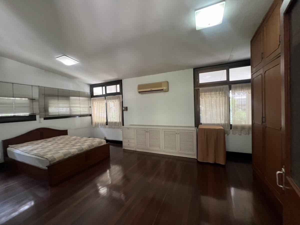 For RentRetail SpaceSukhumvit, Asoke, Thonglor : Rent a wooden house, Soi Ekkamai, Sukhumvit 63, Bangkok, on the land 288 square wah, decorating the renovated business, good atmosphere, agreed conditions, suitable cafes, bakeries, teaching to make snacks, restaurants, Thai food, Michelin Chef, Thai Mass