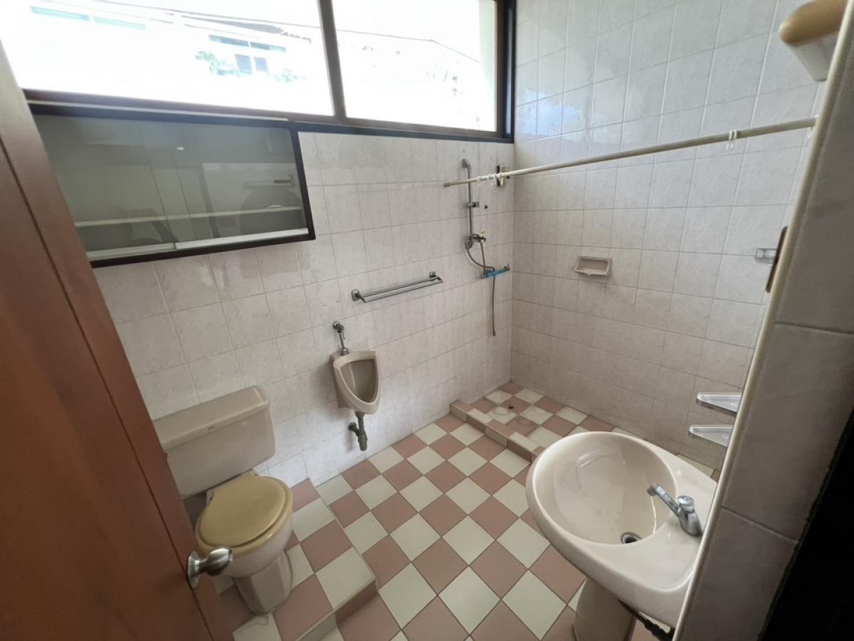 For RentRetail SpaceSukhumvit, Asoke, Thonglor : Rent a wooden house, Soi Ekkamai, Sukhumvit 63, Bangkok, on the land 288 square wah, decorating the renovated business, good atmosphere, agreed conditions, suitable cafes, bakeries, teaching to make snacks, restaurants, Thai food, Michelin Chef, Thai Mass