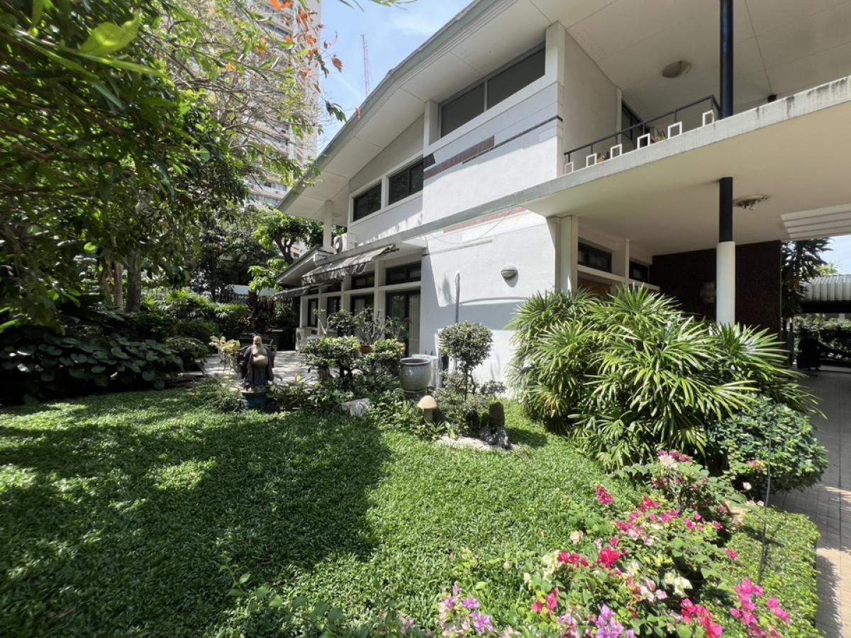 For RentRetail SpaceSukhumvit, Asoke, Thonglor : Rent a wooden house, Soi Ekkamai, Sukhumvit 63, Bangkok, on the land 288 square wah, decorating the renovated business, good atmosphere, agreed conditions, suitable cafes, bakeries, teaching to make snacks, restaurants, Thai food, Michelin Chef, Thai Mass