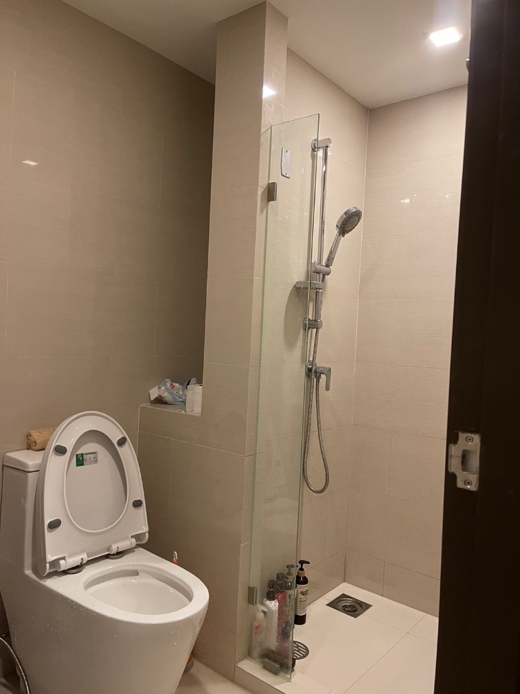 For SaleCondoOnnut, Udomsuk : Urgent sale, selling at a loss, selling for only 2.7 million baht, bought for 3 million baht, condo near BTS Udomsuk and Punnawithi stations.