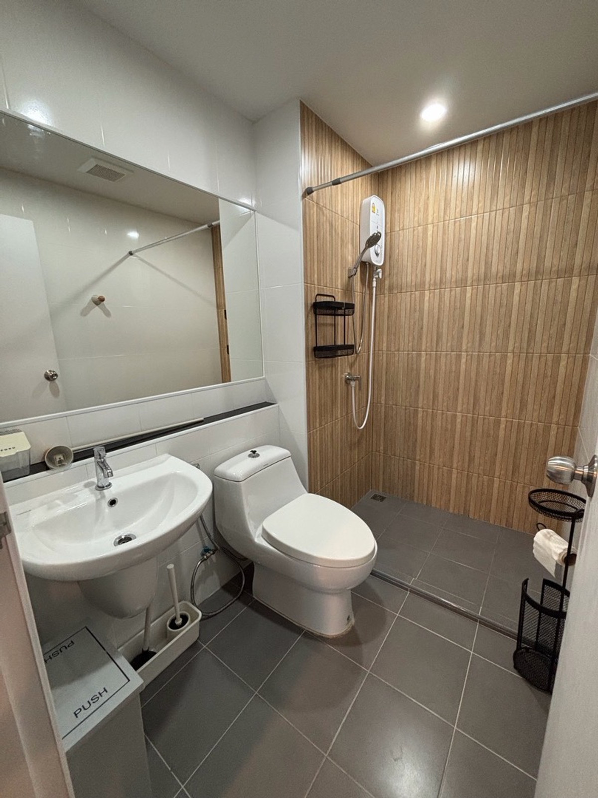 For RentCondoPattanakan, Srinakarin : Condo Hi Seacon Station ✅ Ready to enter 1 April 68 ✅1 Bedroom 1 bathroom, 3rd floor view, Size 28 sqm. Rental price 11,000 ฿ in advance. Damage 2 months. Interested in inquiring Line: kornkamolnwz | 0982599352 [K.NOW OWNER]